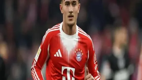 “阿森纳惊险半场领跑热刺，特罗萨德与埃泽破门，热刺再度遭遇进球荒！”